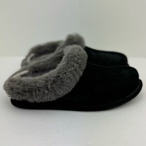 UGG Moraene Shearling Slippers. Women Size US 7. Sheepskin lining. Rubber sole.